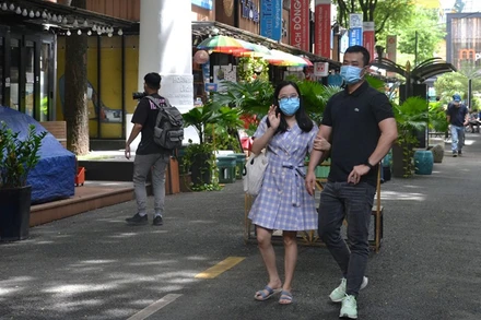 Hay tin Đường sách mở cửa, nhiều du khách đã đến tham quan, mua sách trong sáng nay.