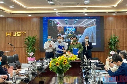 Lễ ký kết biên bản ghi nhớ thúc đẩy hợp tác, chuyển giao kết quả nghiên cứu đã được thực hiện giữa các đơn vị. (Ảnh: TUẤN ANH)