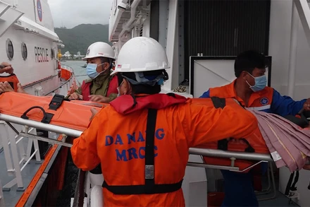 Ngư dân gặp nạn được cứu kip thời. (Ảnh: Trung tâm II)