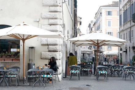Quán cà-phê mở cửa sau khi thủ đô Rome, Italy nới lỏng các biện pháp hạn chế, ngày 1/2/2021. (Ảnh: Reuters)