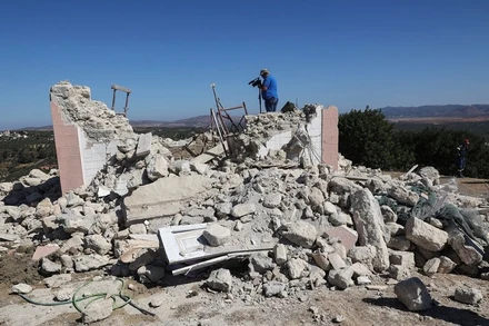 Đống đổ nát của một nhà thờ bị hư hại sau trận động đất xảy ra cuối tháng 9 vừa qua ở thị trấn Arkalochori trên đảo Crete, Hy Lạp. (Ảnh: Reuters)