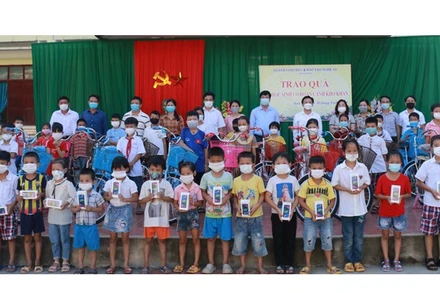 Trao điện thoại di động và xe đạp cho học sinh nghèo ở huyện Anh Sơn.