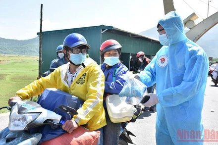 Hà Tĩnh hỗ trợ người dân khi đi qua địa bàn tỉnh.