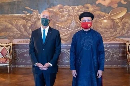 Đại sứ Đinh Toàn Thắng và Tổng thống Bồ Đào Nha Marcelo Rebelo de Sousa.
