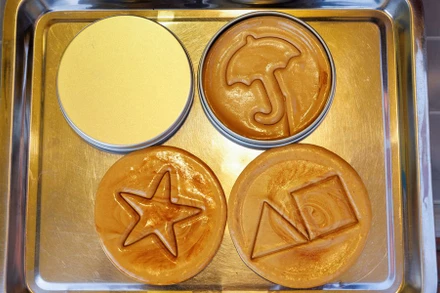 Những chiếc kẹo dalgona trở nên đắt khách sau khi bộ phim "Squid Game" phát sóng. (Ảnh: Reuters)