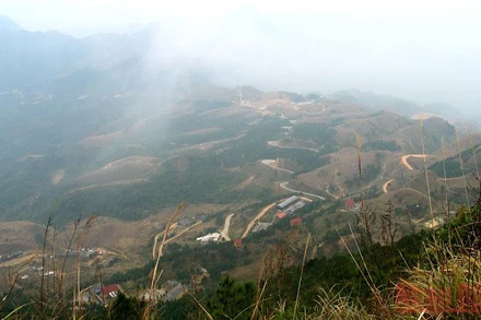 Toàn bộ khu du lịch Mẫu Sơn, Lộc Bình (Lạng Sơn) chìm trong giá lạnh.