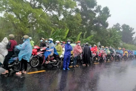 Liên tiếp mấy ngày nay đã có hơn 12.000 người dân Bạc Liêu ở TP Hồ Chí Minh và các tỉnh tự phát “ùn ùn” trở về quê.