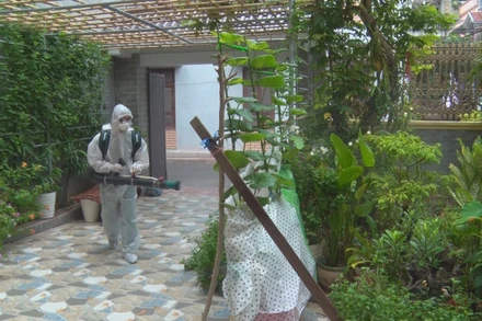 Phun hóa chất diệt muỗi tại phường Minh Khai, thành phố Phủ Lý (Hà Nam).