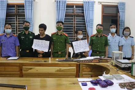 Các đối tượng và tang vật thu giữ.