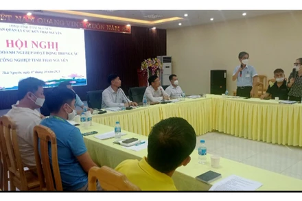 Trong quá trình đối thoại, lãnh đạo Ban quản lý các KCN Thái Nguyên giải quyết ngay những kiến nghị của doanh nghiệp thuộc thẩm quyền.