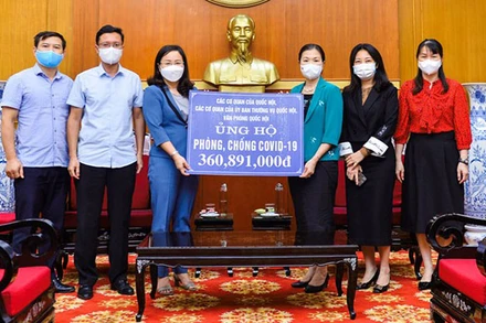 Phó Chủ tịch Ủy ban Trung ương MTTQ Việt Nam tiếp nhận ủng hộ. (Ảnh: Diệp Vinh)