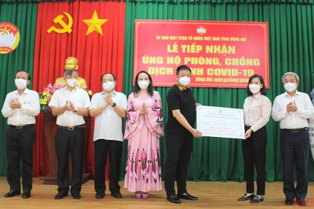 Giám đốc Sở Giáo dục và Đào tạo tỉnh Đồng Nai, Trương Thị Kim Huệ, tiếp nhận thiết bị hỗ trợ học sinh học trực tuyến. (Ảnh: THIÊN VƯƠNG)