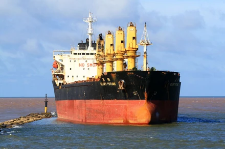 Tàu Glory Future bị mắc cạn tại khu vực biển Cửa Việt, cách bờ chừng 1 km. (Ảnh: TTXVN)