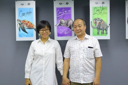 Đỗ Mỹ Linh cùng bố trong Talkshow và Triển lãm Mỹ thuật “ Chuyện của Hậu”. (Ảnh: Nhân vật cung cấp)