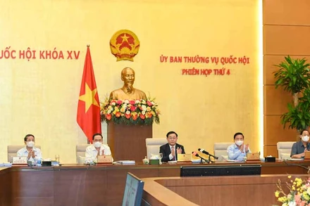 Chủ tịch Quốc hội Vương Đình Huệ cùng các Phó Chủ tịch Quốc hội chủ trì và điều hành phiên họp. (Ảnh: Duy Linh)