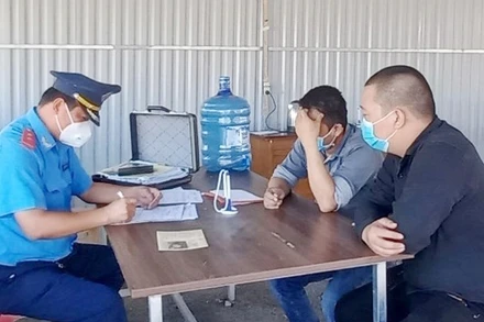 Cơ quan chức năng lập biên bản vi phạm đối với 2 lái xe.