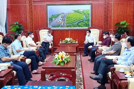 Đoàn lãnh đạo của UBND tỉnh Đồng Nai đến thăm và hỗ trợ nguồn lực giúp Cà Mau chống dịch.