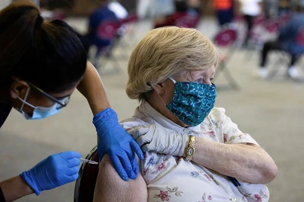 Tiêm vaccine ngừa Covid-19 cho người cao tuổi tại Mỹ. (Ảnh: Reuters)