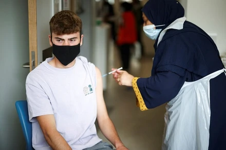 Tiêm vaccine ngừa Covid-19 tại Bệnh viện Trung tâm Middlesex ở thủ đô London, Vương quốc Anh ngày 1/8/2021. (Ảnh: Reuters)