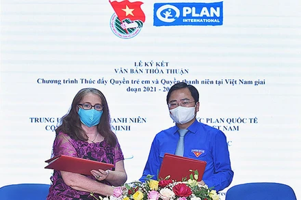 Đại diện hai đơn vị ký thỏa thuận hợp tác.