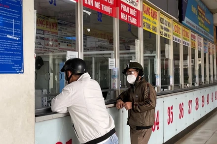 Hành khách đến đăng ký mua vé tại Bến xe Miền Đông nhưng vẫn còn rất vắng.