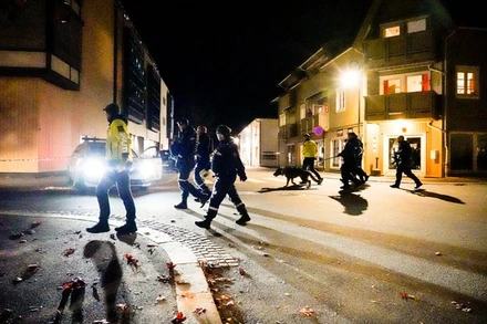 Cảnh sát có mặt tại hiện trường vụ tấn công. (Ảnh: Reuters)