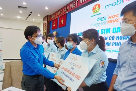 Đại diện sinh viên các trường đại học, cao đẳng tại TP Hồ Chí Minh nhận sim Data 4G Mobifone để trao lại cho các sinh viên có hoàn cảnh khó khăn.