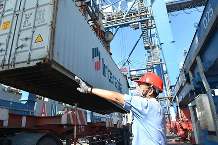 Người lao động làm việc tại cảng Cát Lái, TP Hồ Chí Minh (Ảnh minh họa: Tư Trung).