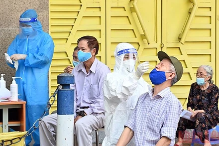 Cần quan tâm người cao tuổi trong đại dịch. (Ảnh: DUY LINH)