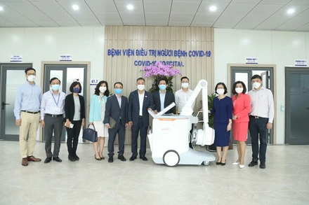 Trao tặng hệ thống X-quang di động kỹ thuật số MOBILETT Elara Max cho Bệnh viện điều trị Người bệnh Covid-19 thuộc quản lý của Bệnh viện Đại học Y Hà Nội.