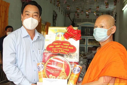 Chủ tịch Ủy ban nhân dân tỉnh Vĩnh Long Lữ Quang Ngời tặng quà chúc mừng lễ Sene Dolta tại chùa Hạnh Phúc Tăng. (Ảnh: BÁ DŨNG)