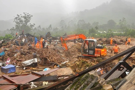 Các nhân viên cứu hộ tìm kiếm những người sống sót trong một vụ lở đất sau mưa lớn ở Idukki, Kerala, Ấn Độ, ngày 7/8/2020. (Ảnh: Reuters)