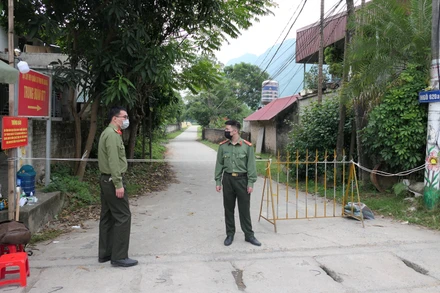 Lập chốt phong tỏa khu dân cư có ca dương tính Covid-19 tại phường Ngọc Hà.