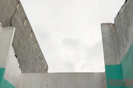 Nhà của người dân xã Bình Thạnh, huyện Bình Sơn (Quảng Ngãi) bị lốc xoáy làm tốc mái hoàn toàn.