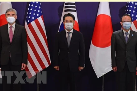 Đặc phái viên Mỹ Sung Kim (trái), đặc phái viên Hàn Quốc Noh Kyu-duk (giữa) và đặc phái viên Nhật Bản Takehiro Funakoshi (phải) tại cuộc gặp ở Seoul, Hàn Quốc, ngày 21/6. (Ảnh: Yonhap/TTXVN)