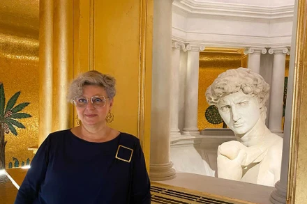 GS Grazia Tucci bên công trình của Trung tâm. (Ảnh: Reuters)