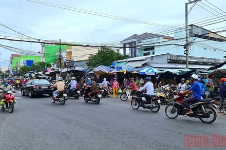 Hoạt động đi lại, mua sắm của người dân TP Cà Mau gần như bình thường lại vào chiều 16/10. 