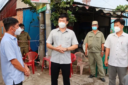 Chủ tịch UBND tỉnh Đồng Tháp Phạm Thiện Nghĩa (thứ 3 từ phải qua) kiểm tra công tác phòng, chống dịch Covid-19 tại ổ dịch khóm Phú Mỹ.