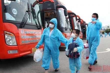 Hành khách ra bến đi xe khách liên tỉnh. (Ảnh minh họa: Bộ GTVT cung cấp)