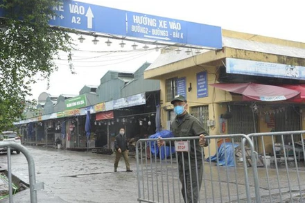 Ban Quản lý chợ Long Biên chuẩn bị cho việc mở cửa trở lại vào vào 0h ngày 21/10. (Ảnh: Mạnh Khánh-TTXVN)