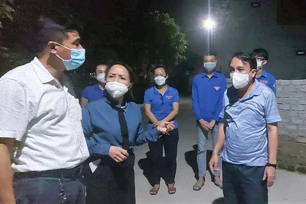 Lãnh đạo ngành y tế Nghệ An và thị xã Cửa Lò chỉ đạo công tác truy vết, khoanh vùng, dập dịch tại phường Nghi Hải.