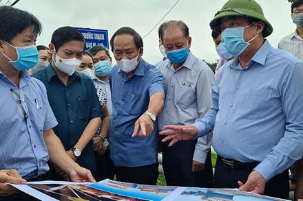 Bí thư Tỉnh ủy Phan Việt Cường (đội mũ) kiểm tra tiến độ thi công Dự án nạo vét sông Cổ Cò.