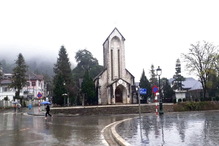 Thị xã Sa Pa mưa rét 8,4 độ C, người dân ở trong nhà giữ ấm, đường phố vắng vẻ. 