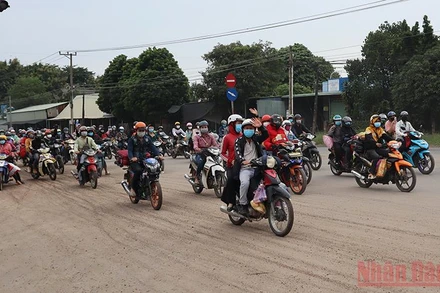 Trong những ngày gần đây, dòng người di chuyển qua địa phận tỉnh Bình Phước khá đông.