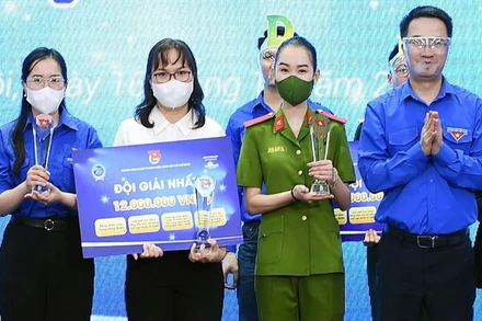 Ông Nguyễn Tường Lâm, Bí thư Trung ương Đoàn Thanh niên Cộng sản Hồ Chí Minh (ngoài cùng bên phải trong ảnh) trao giải nhất của Cuộc thi.