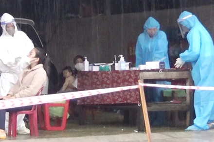 Tập trung lấy mẫu xét nghiệm luôn trong đêm mưa.