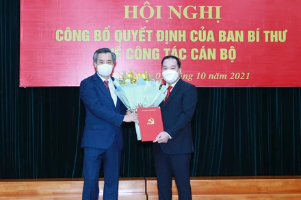 Đồng chí Nguyễn Quang Dương, Ủy viên T.Ư Đảng, Phó Trưởng Ban Tổ chức Trung ương trao Quyết định.