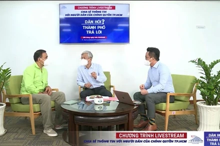 Phó Chủ tịch UBND TP Hồ Chí Minh Võ Văn Hoan (giữa) tham gia chương trình “Dân hỏi - Thành phố trả lời”, tối 30/9.