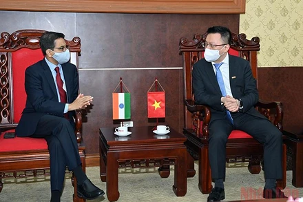 Tổng Biên tập Báo Nhân Dân Lê Quốc Minh tiếp Đại sứ Ấn Độ tại Việt Nam Pranay Verma. (Ảnh: Duy Linh)