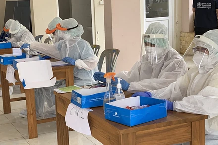 Xét nghiệm virus SARS-CoV-2 cần do người có chuyên môn y tế tiến hành. (Ảnh: XUÂN SƠN)